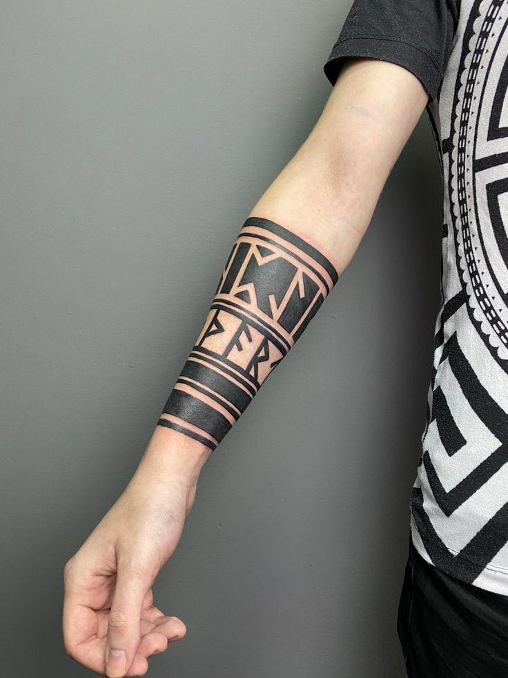 Brazalete de runas tatuaje