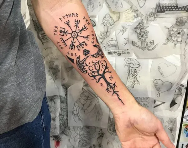 Árbol de la Vida con runas tatuaje